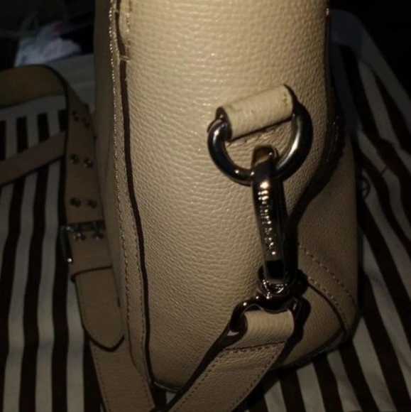 🐞HENRI BENDEL SPRUCE STREET HOBO EUC CREAM AND SILVER - Picture 7 of 8